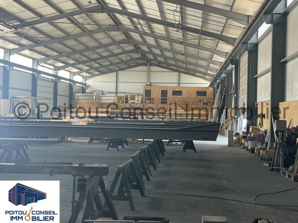 BATIMENT INDUSTRIEL RECENT DE 2400m2 FACILE D’ACCES SUR GRAND FONCIER PROCHE PEAGE