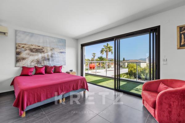 Maison d'architecte de 250m2 avec garage , terrasse et piscine à débordement