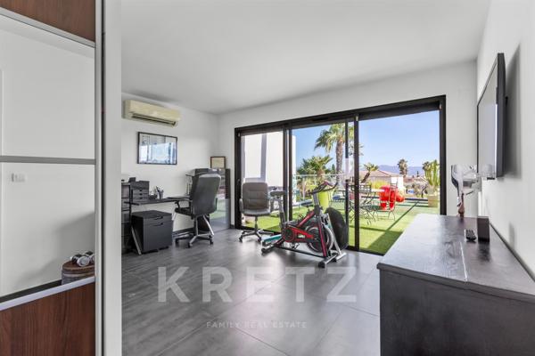 Maison d'architecte de 250m2 avec garage , terrasse et piscine à débordement