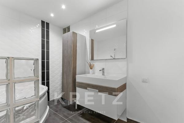 Maison d'architecte de 250m2 avec garage , terrasse et piscine à débordement