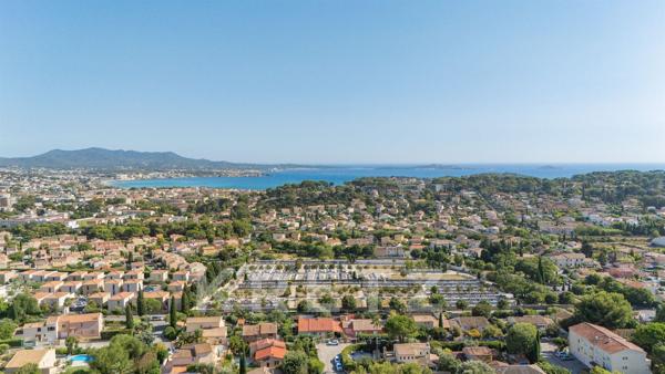 Maison d'architecte de 250m2 avec garage , terrasse et piscine à débordement