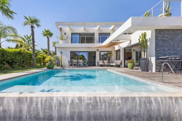 Maison d'architecte de 250m2 avec garage , terrasse et piscine à débordement