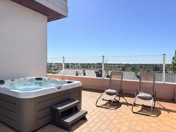 Au 6ᵉ et dernier étage d’une résidence sécurisée, découvrez cet appartement d’exception d’environ 165 m², offrant un cadre de vie privilégié au cœur d’Orléans.Son véritable atout : un rooftop panoramique privatif, offrant une vue dégagée et imprenable sur la ville, véritable prolongement des espaces de vie.
L’accès à l’appartement se fait directement par ascenseur, avec une arrivée privative qui donne immédiatement dans le hall d'entrée. Le vaste hall dessert un élégant salon-séjour d’environ 40 m², largement ouvert sur l’extérieur et baigné de lumière grâce à sa position dominante et ses nombreuses ouvertures.
La cuisine, entièrement rénovée en 2023, associe lignes contemporaines, qualité des prestations et fonctionnalité, dans un espace pensé aussi bien pour le quotidien que pour recevoir.
L’espace nuit offre une organisation particulièrement confortable et préserve l’intimité de chacun. Trois chambres disposent chacune de leur propre salle d’eau et d’un accès direct au rooftop, permettant de profiter pleinement de la terrasse depuis les espaces privés.
La suite parentale vient compléter cet ensemble avec son dressing, sa salle de bains et son ouverture privilégiée sur la terrasse. Deux WC indépendants complètent l’agencement.
L’appartement a bénéficié de plusieurs travaux récents : installation électrique refaite en 2022 et fenêtres remplacées en 2025, offrant un confort supplémentaire et une réelle tranquillité d’esprit.
Autre avantage particulièrement intéressant : un studio indépendant vendu avec l’appartement. Loué meublé depuis 22 ans à un locataire sérieux, il génère actuellement 400 € charges comprises par mois, constituant un revenu locatif immédiat.
Une place de parking, un garage fermé ainsi qu’une cave complètent ce bien aux prestations rares.
Un appartement singulier par ses volumes, son dernier étage, son rooftop privatif et ses nombreux espaces extérieurs, offrant un art de vivre privilégié au cœur d’Orléans.