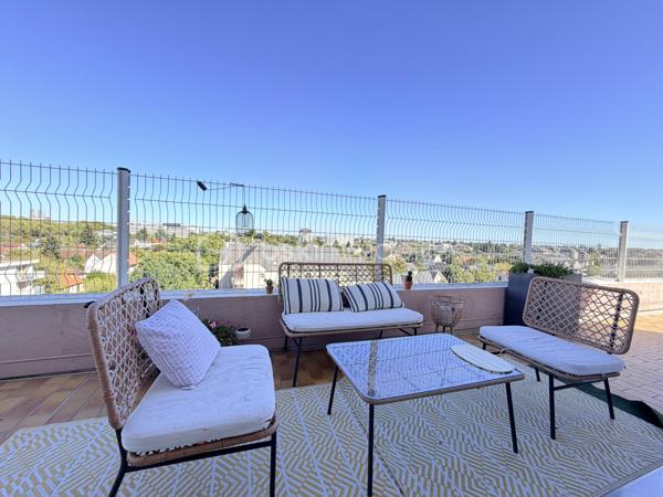 Au 6ᵉ et dernier étage d’une résidence sécurisée, découvrez cet appartement d’exception d’environ 165 m², offrant un cadre de vie privilégié au cœur d’Orléans.Son véritable atout : un rooftop panoramique privatif, offrant une vue dégagée et imprenable sur la ville, véritable prolongement des espaces de vie.
L’accès à l’appartement se fait directement par ascenseur, avec une arrivée privative qui donne immédiatement dans le hall d'entrée. Le vaste hall dessert un élégant salon-séjour d’environ 40 m², largement ouvert sur l’extérieur et baigné de lumière grâce à sa position dominante et ses nombreuses ouvertures.
La cuisine, entièrement rénovée en 2023, associe lignes contemporaines, qualité des prestations et fonctionnalité, dans un espace pensé aussi bien pour le quotidien que pour recevoir.
L’espace nuit offre une organisation particulièrement confortable et préserve l’intimité de chacun. Trois chambres disposent chacune de leur propre salle d’eau et d’un accès direct au rooftop, permettant de profiter pleinement de la terrasse depuis les espaces privés.
La suite parentale vient compléter cet ensemble avec son dressing, sa salle de bains et son ouverture privilégiée sur la terrasse. Deux WC indépendants complètent l’agencement.
L’appartement a bénéficié de plusieurs travaux récents : installation électrique refaite en 2022 et fenêtres remplacées en 2025, offrant un confort supplémentaire et une réelle tranquillité d’esprit.
Autre avantage particulièrement intéressant : un studio indépendant vendu avec l’appartement. Loué meublé depuis 22 ans à un locataire sérieux, il génère actuellement 400 € charges comprises par mois, constituant un revenu locatif immédiat.
Une place de parking, un garage fermé ainsi qu’une cave complètent ce bien aux prestations rares.
Un appartement singulier par ses volumes, son dernier étage, son rooftop privatif et ses nombreux espaces extérieurs, offrant un art de vivre privilégié au cœur d’Orléans.