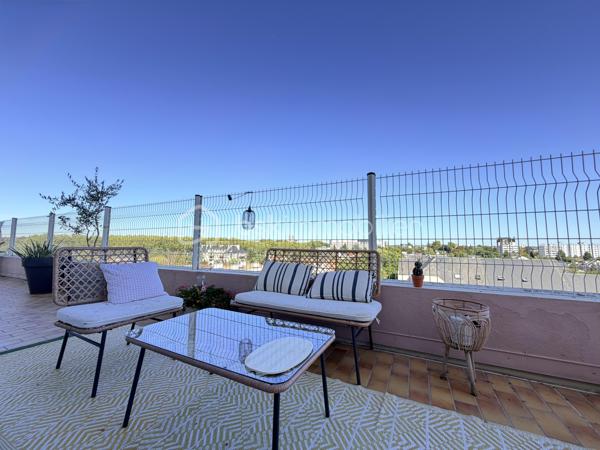 Au 6ᵉ et dernier étage d’une résidence sécurisée, découvrez cet appartement d’exception d’environ 165 m², offrant un cadre de vie privilégié au cœur d’Orléans.Son véritable atout : un rooftop panoramique privatif, offrant une vue dégagée et imprenable sur la ville, véritable prolongement des espaces de vie.
L’accès à l’appartement se fait directement par ascenseur, avec une arrivée privative qui donne immédiatement dans le hall d'entrée. Le vaste hall dessert un élégant salon-séjour d’environ 40 m², largement ouvert sur l’extérieur et baigné de lumière grâce à sa position dominante et ses nombreuses ouvertures.
La cuisine, entièrement rénovée en 2023, associe lignes contemporaines, qualité des prestations et fonctionnalité, dans un espace pensé aussi bien pour le quotidien que pour recevoir.
L’espace nuit offre une organisation particulièrement confortable et préserve l’intimité de chacun. Trois chambres disposent chacune de leur propre salle d’eau et d’un accès direct au rooftop, permettant de profiter pleinement de la terrasse depuis les espaces privés.
La suite parentale vient compléter cet ensemble avec son dressing, sa salle de bains et son ouverture privilégiée sur la terrasse. Deux WC indépendants complètent l’agencement.
L’appartement a bénéficié de plusieurs travaux récents : installation électrique refaite en 2022 et fenêtres remplacées en 2025, offrant un confort supplémentaire et une réelle tranquillité d’esprit.
Autre avantage particulièrement intéressant : un studio indépendant vendu avec l’appartement. Loué meublé depuis 22 ans à un locataire sérieux, il génère actuellement 400 € charges comprises par mois, constituant un revenu locatif immédiat.
Une place de parking, un garage fermé ainsi qu’une cave complètent ce bien aux prestations rares.
Un appartement singulier par ses volumes, son dernier étage, son rooftop privatif et ses nombreux espaces extérieurs, offrant un art de vivre privilégié au cœur d’Orléans.