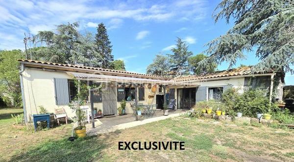 Située à 6mn de la gare de LIBOURNE et à 25 mn de la rocade de BORDEAUX, cette maison de 130 m2 sur un terrain de 3 285 m2, vous séduira par ses prestations et son potentiel. Elle est composée d'une cuisine, d'un salon/salle à manger, 4 chambres dont une suite parentale avec sa salle de bain, une salle d'eau, WC et cellier. Un grand jardin et une piscine complètent ses prestations. A 5 mn de toutes les commodités et les commerces. Menuiseries, toiture et isolation sous toiture refaite en 2023 et 2024. Taxe foncière : 946 €.