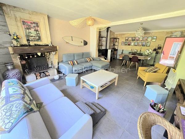 Située à 6mn de la gare de LIBOURNE et à 25 mn de la rocade de BORDEAUX, cette maison de 130 m2 sur un terrain de 3 285 m2, vous séduira par ses prestations et son potentiel. Elle est composée d'une cuisine, d'un salon/salle à manger, 4 chambres dont une suite parentale avec sa salle de bain, une salle d'eau, WC et cellier. Un grand jardin et une piscine complètent ses prestations. A 5 mn de toutes les commodités et les commerces. Menuiseries, toiture et isolation sous toiture refaite en 2023 et 2024. Taxe foncière : 946 €.