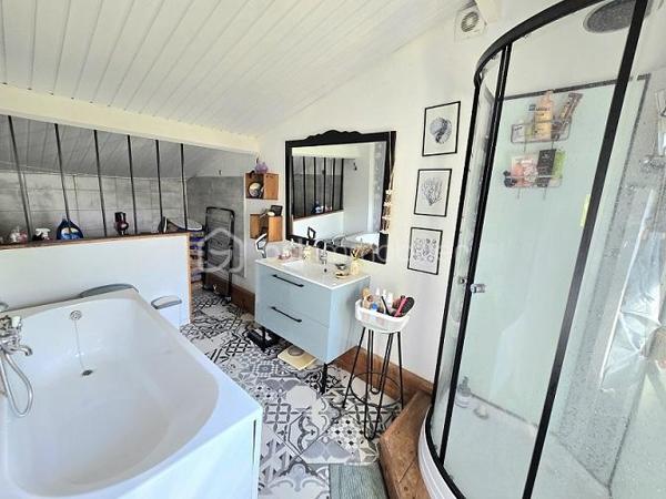 Située à 6mn de la gare de LIBOURNE et à 25 mn de la rocade de BORDEAUX, cette maison de 130 m2 sur un terrain de 3 285 m2, vous séduira par ses prestations et son potentiel. Elle est composée d'une cuisine, d'un salon/salle à manger, 4 chambres dont une suite parentale avec sa salle de bain, une salle d'eau, WC et cellier. Un grand jardin et une piscine complètent ses prestations. A 5 mn de toutes les commodités et les commerces. Menuiseries, toiture et isolation sous toiture refaite en 2023 et 2024. Taxe foncière : 946 €.
