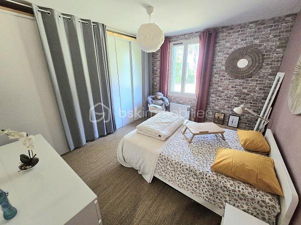 Située à 6mn de la gare de LIBOURNE et à 25 mn de la rocade de BORDEAUX, cette maison de 130 m2 sur un terrain de 3 285 m2, vous séduira par ses prestations et son potentiel. Elle est composée d'une cuisine, d'un salon/salle à manger, 4 chambres dont une suite parentale avec sa salle de bain, une salle d'eau, WC et cellier. Un grand jardin et une piscine complètent ses prestations. A 5 mn de toutes les commodités et les commerces. Menuiseries, toiture et isolation sous toiture refaite en 2023 et 2024. Taxe foncière : 946 €.
