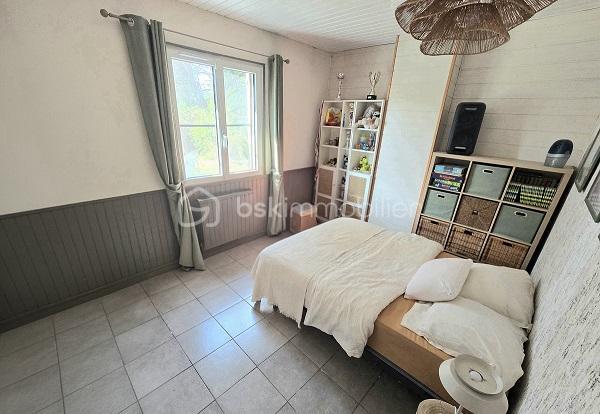 Située à 6mn de la gare de LIBOURNE et à 25 mn de la rocade de BORDEAUX, cette maison de 130 m2 sur un terrain de 3 285 m2, vous séduira par ses prestations et son potentiel. Elle est composée d'une cuisine, d'un salon/salle à manger, 4 chambres dont une suite parentale avec sa salle de bain, une salle d'eau, WC et cellier. Un grand jardin et une piscine complètent ses prestations. A 5 mn de toutes les commodités et les commerces. Menuiseries, toiture et isolation sous toiture refaite en 2023 et 2024. Taxe foncière : 946 €.
