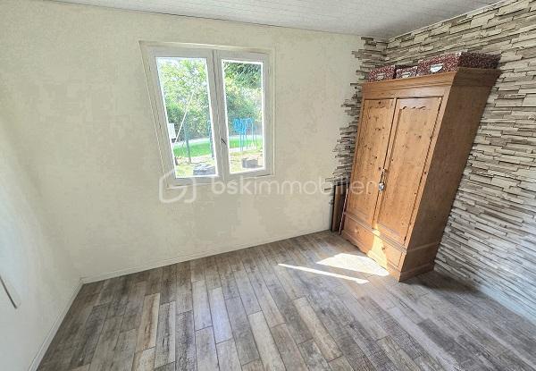 Située à 6mn de la gare de LIBOURNE et à 25 mn de la rocade de BORDEAUX, cette maison de 130 m2 sur un terrain de 3 285 m2, vous séduira par ses prestations et son potentiel. Elle est composée d'une cuisine, d'un salon/salle à manger, 4 chambres dont une suite parentale avec sa salle de bain, une salle d'eau, WC et cellier. Un grand jardin et une piscine complètent ses prestations. A 5 mn de toutes les commodités et les commerces. Menuiseries, toiture et isolation sous toiture refaite en 2023 et 2024. Taxe foncière : 946 €.