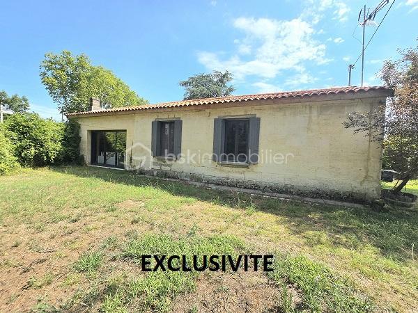 Située à 6mn de la gare de LIBOURNE et à 25 mn de la rocade de BORDEAUX, cette maison de 130 m2 sur un terrain de 3 285 m2, vous séduira par ses prestations et son potentiel. Elle est composée d'une cuisine, d'un salon/salle à manger, 4 chambres dont une suite parentale avec sa salle de bain, une salle d'eau, WC et cellier. Un grand jardin et une piscine complètent ses prestations. A 5 mn de toutes les commodités et les commerces. Menuiseries, toiture et isolation sous toiture refaite en 2023 et 2024. Taxe foncière : 946 €.
