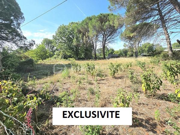 Située à 6mn de la gare de LIBOURNE et à 25 mn de la rocade de BORDEAUX, cette maison de 130 m2 sur un terrain de 3 285 m2, vous séduira par ses prestations et son potentiel. Elle est composée d'une cuisine, d'un salon/salle à manger, 4 chambres dont une suite parentale avec sa salle de bain, une salle d'eau, WC et cellier. Un grand jardin et une piscine complètent ses prestations. A 5 mn de toutes les commodités et les commerces. Menuiseries, toiture et isolation sous toiture refaite en 2023 et 2024. Taxe foncière : 946 €.