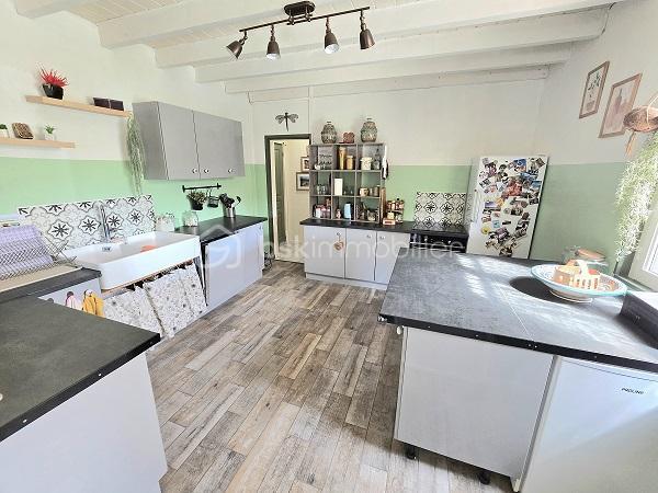 Située à 6mn de la gare de LIBOURNE et à 25 mn de la rocade de BORDEAUX, cette maison de 130 m2 sur un terrain de 3 285 m2, vous séduira par ses prestations et son potentiel. Elle est composée d'une cuisine, d'un salon/salle à manger, 4 chambres dont une suite parentale avec sa salle de bain, une salle d'eau, WC et cellier. Un grand jardin et une piscine complètent ses prestations. A 5 mn de toutes les commodités et les commerces. Menuiseries, toiture et isolation sous toiture refaite en 2023 et 2024. Taxe foncière : 946 €.