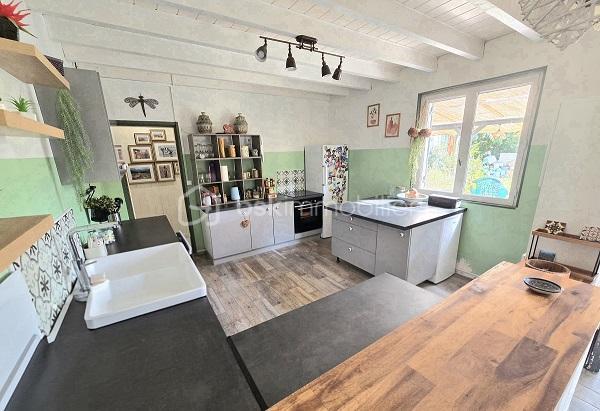 Située à 6mn de la gare de LIBOURNE et à 25 mn de la rocade de BORDEAUX, cette maison de 130 m2 sur un terrain de 3 285 m2, vous séduira par ses prestations et son potentiel. Elle est composée d'une cuisine, d'un salon/salle à manger, 4 chambres dont une suite parentale avec sa salle de bain, une salle d'eau, WC et cellier. Un grand jardin et une piscine complètent ses prestations. A 5 mn de toutes les commodités et les commerces. Menuiseries, toiture et isolation sous toiture refaite en 2023 et 2024. Taxe foncière : 946 €.