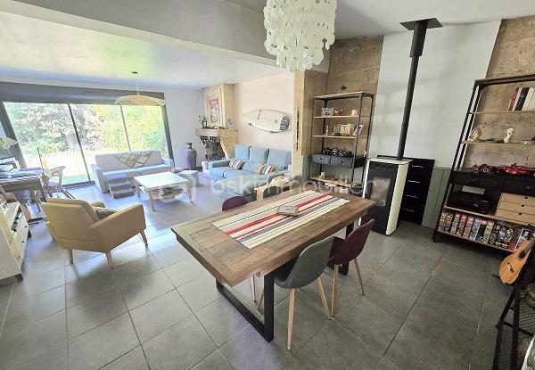 Située à 6mn de la gare de LIBOURNE et à 25 mn de la rocade de BORDEAUX, cette maison de 130 m2 sur un terrain de 3 285 m2, vous séduira par ses prestations et son potentiel. Elle est composée d'une cuisine, d'un salon/salle à manger, 4 chambres dont une suite parentale avec sa salle de bain, une salle d'eau, WC et cellier. Un grand jardin et une piscine complètent ses prestations. A 5 mn de toutes les commodités et les commerces. Menuiseries, toiture et isolation sous toiture refaite en 2023 et 2024. Taxe foncière : 946 €.