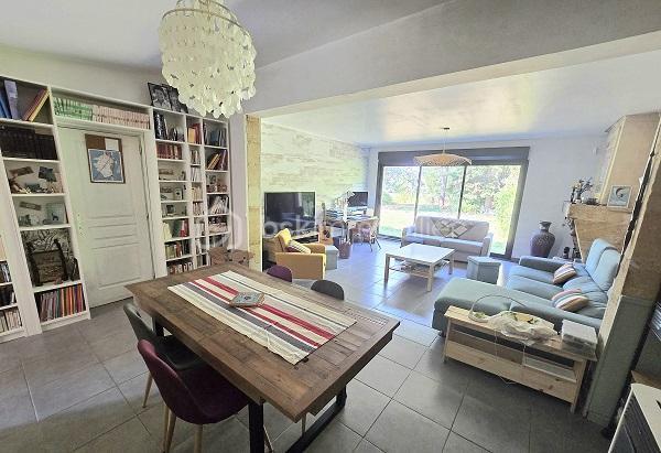 Située à 6mn de la gare de LIBOURNE et à 25 mn de la rocade de BORDEAUX, cette maison de 130 m2 sur un terrain de 3 285 m2, vous séduira par ses prestations et son potentiel. Elle est composée d'une cuisine, d'un salon/salle à manger, 4 chambres dont une suite parentale avec sa salle de bain, une salle d'eau, WC et cellier. Un grand jardin et une piscine complètent ses prestations. A 5 mn de toutes les commodités et les commerces. Menuiseries, toiture et isolation sous toiture refaite en 2023 et 2024. Taxe foncière : 946 €.