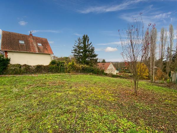 Terrain constructible de 626 m² en plein coeur du village.