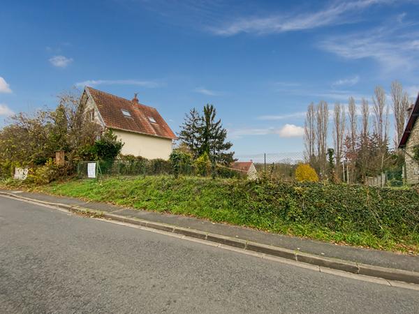 Terrain constructible de 626 m² en plein coeur du village.