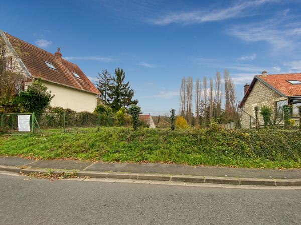 Terrain constructible de 626 m² en plein coeur du village.