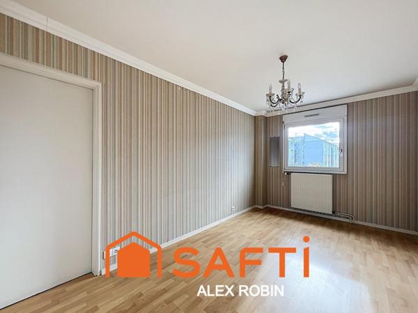 T2 lumineux avec double garage et cave