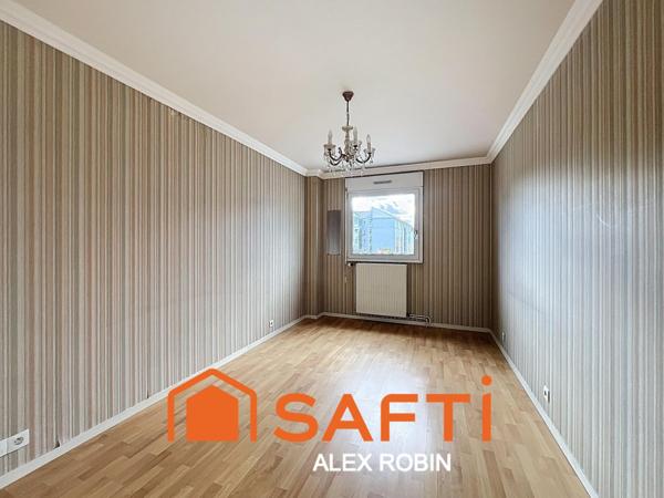 T2 lumineux avec double garage et cave