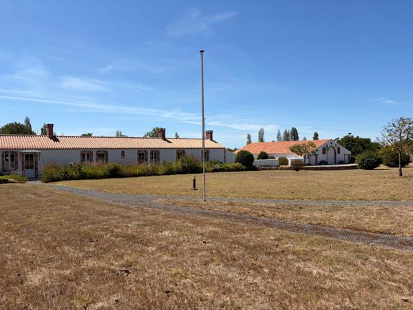 SOULLANS 85300 - DOMAINE PRIVE DE 3,2 HECTARES CLOS - PROPRIETE D'EXCEPTION AVEC GRANGES ET PRESQU'ILE