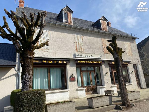 A vendre, à Anglards-de-Salers, un ancien hôtel-restaurant, à rénover mais avec un très beau po...