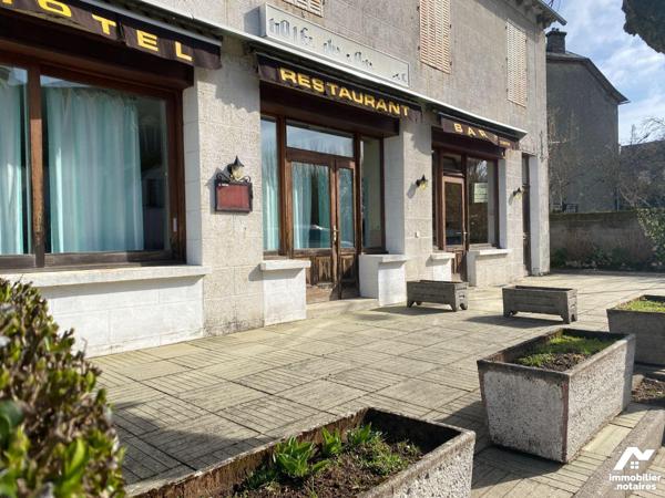 A vendre, à Anglards-de-Salers, un ancien hôtel-restaurant, à rénover mais avec un très beau po...
