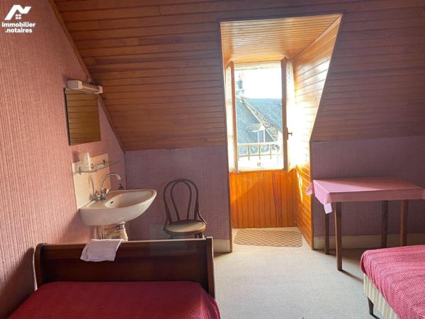 A vendre, à Anglards-de-Salers, un ancien hôtel-restaurant, à rénover mais avec un très beau po...