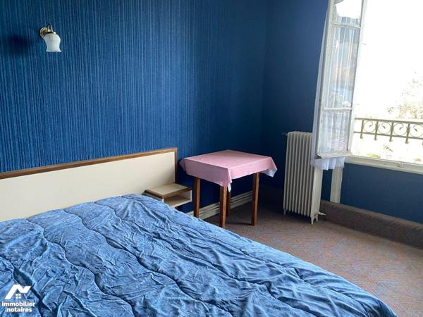 A vendre, à Anglards-de-Salers, un ancien hôtel-restaurant, à rénover mais avec un très beau po...