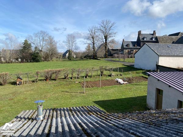 A vendre, à Anglards-de-Salers, un ancien hôtel-restaurant, à rénover mais avec un très beau po...