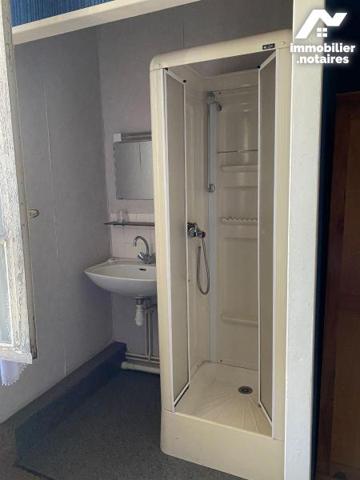 A vendre, à Anglards-de-Salers, un ancien hôtel-restaurant, à rénover mais avec un très beau po...