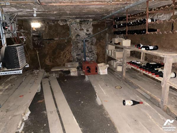 A vendre, à Anglards-de-Salers, un ancien hôtel-restaurant, à rénover mais avec un très beau po...