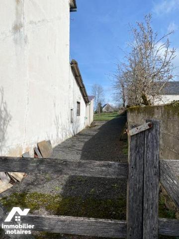 A vendre, à Anglards-de-Salers, un ancien hôtel-restaurant, à rénover mais avec un très beau po...