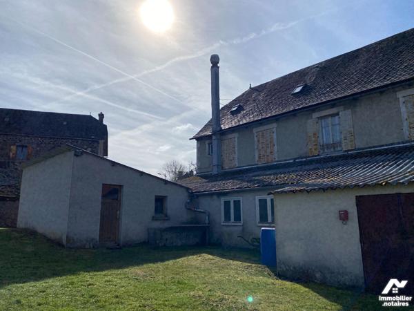 A vendre, à Anglards-de-Salers, un ancien hôtel-restaurant, à rénover mais avec un très beau po...