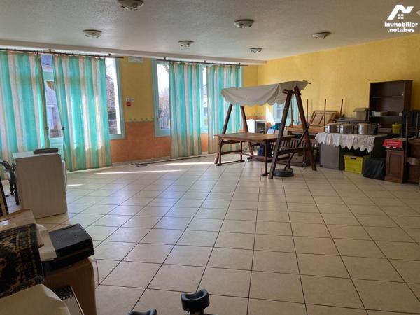 A vendre, à Anglards-de-Salers, un ancien hôtel-restaurant, à rénover mais avec un très beau po...