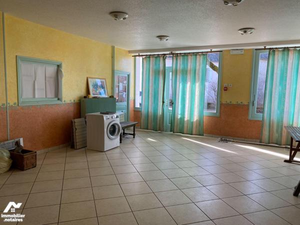 A vendre, à Anglards-de-Salers, un ancien hôtel-restaurant, à rénover mais avec un très beau po...