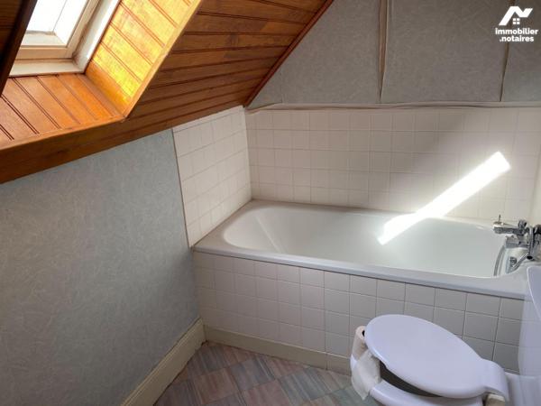 A vendre, à Anglards-de-Salers, un ancien hôtel-restaurant, à rénover mais avec un très beau po...