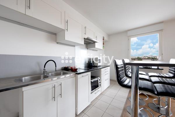 Appartement
         3 pièces
        - 70 m² 285 000 € *