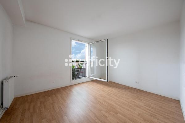 Appartement
         3 pièces
        - 70 m² 285 000 € *