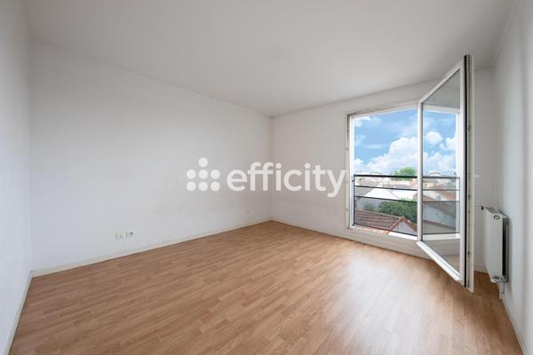 Appartement
         3 pièces
        - 70 m² 285 000 € *