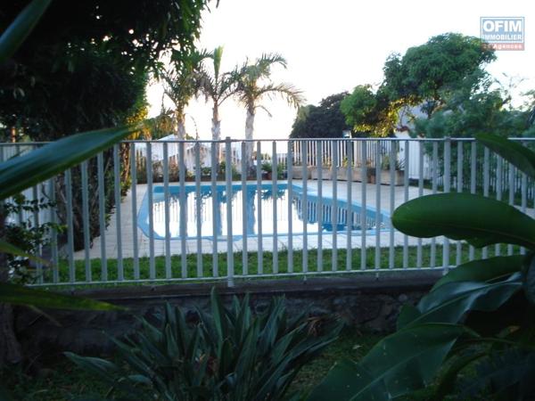 A vendre magnifique appartement F2 avec jardinet privatif dans résidence avec piscine le Tampon 400