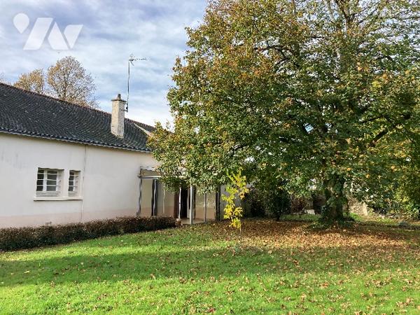 Maison de plain-pied avec 3 chambres, salon - salle à manger, cuisine, véranda, garage.