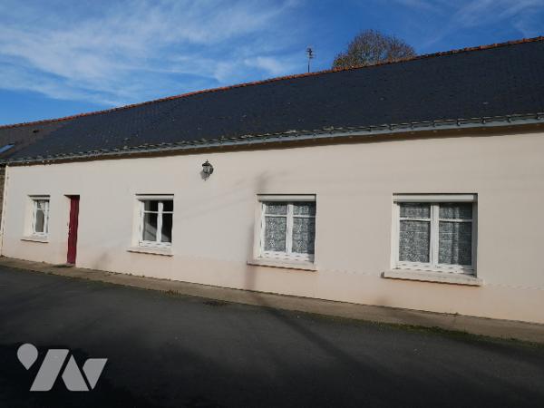 Maison de plain-pied avec 3 chambres, salon - salle à manger, cuisine, véranda, garage.