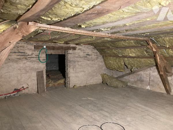 Maison de plain-pied avec 3 chambres, salon - salle à manger, cuisine, véranda, garage.