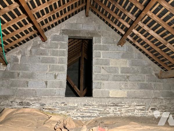 Maison de plain-pied avec 3 chambres, salon - salle à manger, cuisine, véranda, garage.