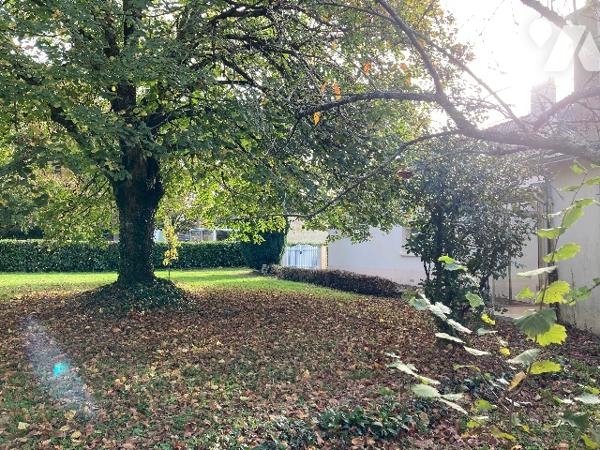 Maison de plain-pied avec 3 chambres, salon - salle à manger, cuisine, véranda, garage.