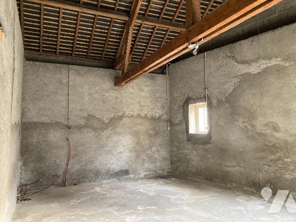 Maison de plain-pied avec 3 chambres, salon - salle à manger, cuisine, véranda, garage.