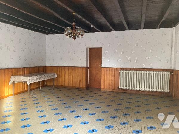 Maison de plain-pied avec 3 chambres, salon - salle à manger, cuisine, véranda, garage.